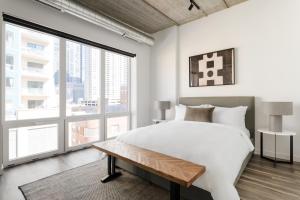 芝加哥Sonder The Opal的卧室设有白色的床和大窗户