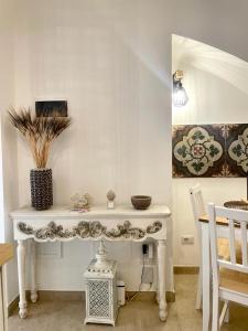 巴里Casa di zia Pupetta的房间里的白色桌子和花瓶