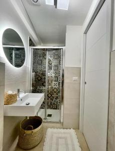 巴里Casa di zia Pupetta的一间带水槽和淋浴的浴室