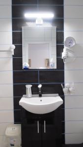 奥托佩尼Aeroport - Relax Casa Victoria的浴室设有白色水槽和镜子