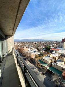 戈多伊克鲁斯Departamento Cordillera的从大楼的阳台上可欣赏到城市景观