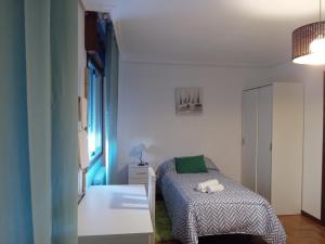 维戈Casa Navarro的一间小卧室,配有床和窗户