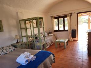 诺诺Posada Buen Camino的一间卧室配有带毛巾的床