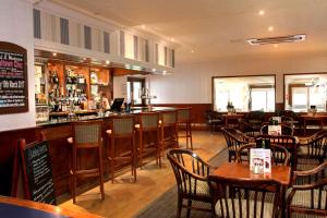 伊普斯威奇Best Western Ipswich Hotel的餐厅设有酒吧和桌椅