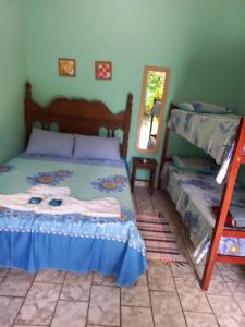 伊塔乌纳斯Pousada Cajueiro的一间卧室配有双层床和镜子