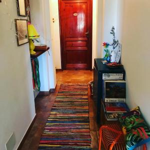 米利亚里诺Casa Tognetti的走廊上设有红色的门和地毯