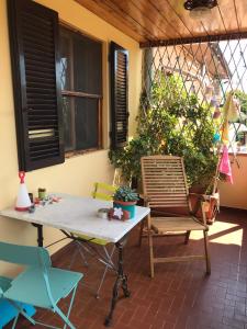 米利亚里诺Casa Tognetti的庭院配有桌椅和桌椅