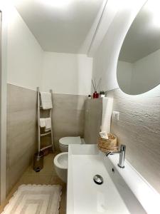 巴里Casa di zia Pupetta的白色的浴室设有水槽和卫生间。