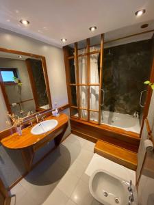 科罗拉多河La Maison Gerber的一间带水槽、浴缸和卫生间的浴室
