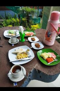 Tirtagangga谷米巴厘旅馆的餐桌,盘子,咖啡