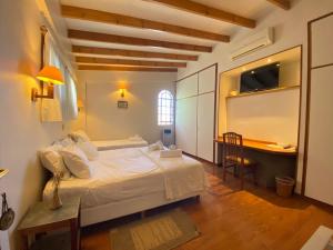 科罗拉多河La Maison Gerber的一间卧室配有一张床和一张书桌