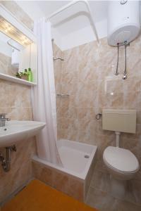 图彻皮Apartments by the sea Tucepi, Makarska - 11486的浴室配有卫生间、盥洗盆和淋浴。