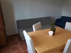 斯拉诺Apartments by the sea Sladjenovici, Dubrovnik - 11531的一间带桌子和沙发的用餐室