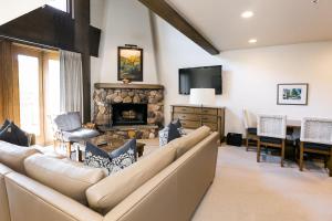 帕克城Sultan Studio Loft Hotel Room的带沙发和壁炉的客厅