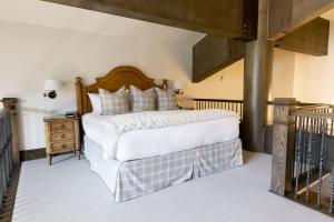 帕克城Sultan Studio Loft Hotel Room的一间卧室配有一张大床和木制床头板