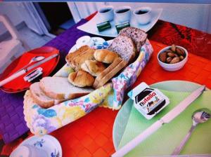 托雷阿马莱托雷佩洛萨住宿加早餐旅馆的一张桌子,上面有一篮面包和坚果