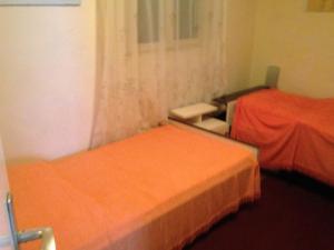 布拉托Seaside holiday house Prigradica, Korcula - 11484的配有橙色床单的客房内的两张床
