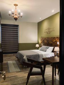 Ciudad HidalgoCasa Hidalgo的一间卧室配有一张床、一张桌子和一个吊灯。