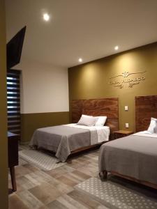 Ciudad HidalgoCasa Hidalgo的卧室配有两张床,墙上有标志