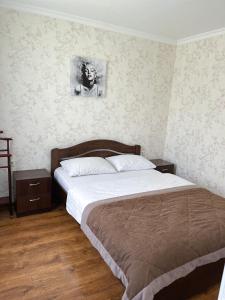 ZwiahlГотельно-ресторанний комплекс «Тополя»的卧室配有两张床,墙上挂着一幅画