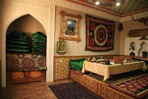 Chkalovsk斯贝尔酒店的一间带桌子和沙发的房间以及一间带桌子的房间