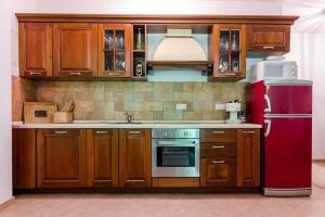 崔巴尔Family friendly house with a parking space Tribalj, Crikvenica - 13877的厨房配有木制橱柜和红色冰箱。