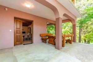 崔巴尔Family friendly house with a parking space Tribalj, Crikvenica - 13877的户外庭院设有桌子和长凳