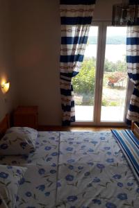 库希斯特Apartments by the sea Kuciste - Perna, Peljesac - 13921的一间卧室设有一张床和一个大窗户