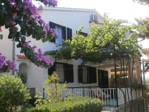 克勒克Apartments by the sea Klek, Neretva Delta - Usce Neretve - 14033的白色房子前面有紫色的花