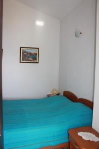 克勒克Apartments by the sea Klek, Neretva Delta - Usce Neretve - 14033的一间卧室配有一张带蓝色毯子的床