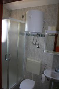 克勒克Apartments by the sea Klek, Neretva Delta - Usce Neretve - 14033的带淋浴、卫生间和盥洗盆的浴室