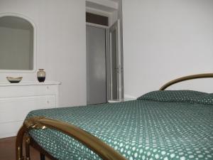 卡斯塔诺兰泽Casa Lanze的一间卧室配有一张带绿色棉被的床