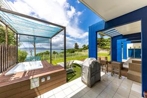 恩纳Hermit Hills Okinawa  -SEVEN Hotels and Resorts-的带浴缸的浴室和庭院。