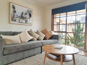 奥尔伯里Olive Street Apartment的客厅配有沙发和桌子