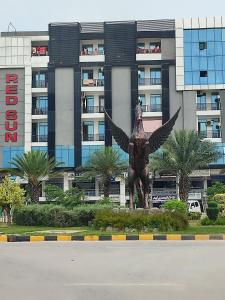 伊斯兰堡Lavish Inn Islamabad的建筑前的天使雕像