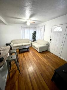 波卡特洛Cozy Home in the Heart of Pocatello的客厅设有两张沙发和一扇门