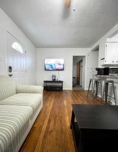 波卡特洛Cozy Home in the Heart of Pocatello的客厅配有沙发和桌子