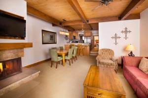 阿斯潘1 Bedroom Mountain Residence In The Heart Of Aspen With Amenities Including Heated Pool, Hot Tubs, Game Room And Spa的客厅配有沙发和桌子