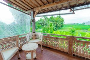 乌布Nauna Villa Ubud的美景阳台,配有桌椅