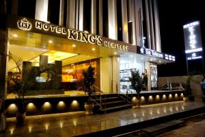 苏拉特Hotel Kings Heritage Surat的夜间酒店国王住宅,灯光照亮