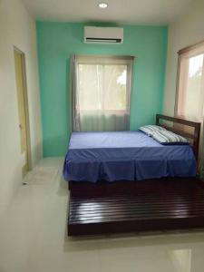 SaavedraSusana Goles Holiday House的蓝色墙壁间的一张床位
