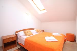 斯拉诺Apartments by the sea Slano, Dubrovnik - 8741的一间卧室配有一张床,上面有两条毛巾