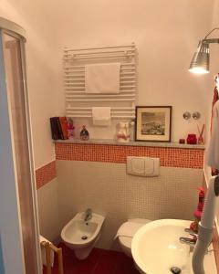 米利亚里诺Casa Tognetti的一间带卫生间和水槽的浴室