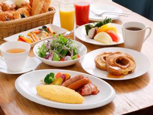 金泽金泽日航酒店的一张木桌,上面放着食物和饮料
