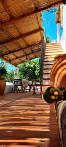 菲利库迪岛Villa Chiara的木门廊,设有楼梯和木屋顶