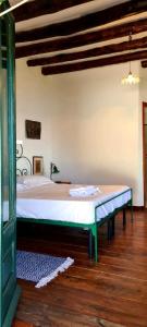 菲利库迪岛Villa Chiara的一间卧室,卧室内配有一张大床