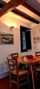 菲利库迪岛Villa Chiara的一间带木桌和椅子的用餐室