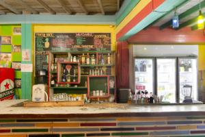 吉利特拉旺安Warna Beach Hotel的餐厅里酒吧的五彩缤纷的墙壁