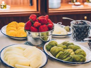 马德里拉斯列特拉斯格兰维亚大街伊波罗之星酒店的桌子上摆放着水果盘的桌子