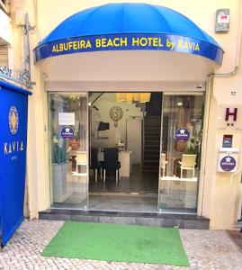 阿尔布费拉Albufeira Beach Hotel by Kavia的海滩酒店,门上有一个蓝色遮阳篷